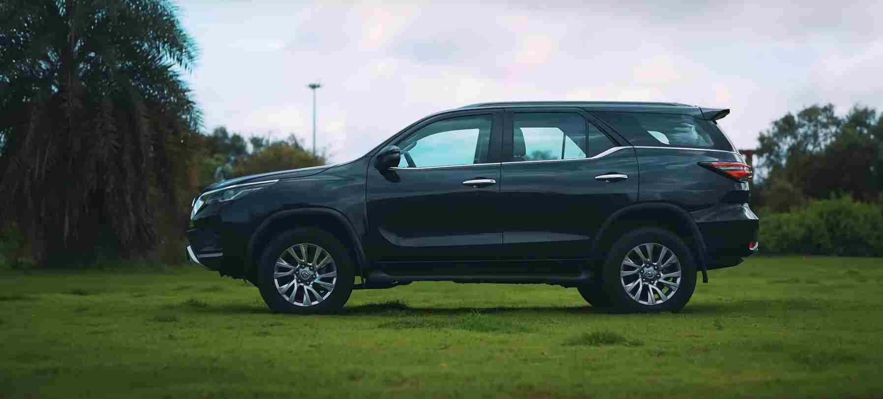 Toyota Fortuner Car on Rent Side view (1)